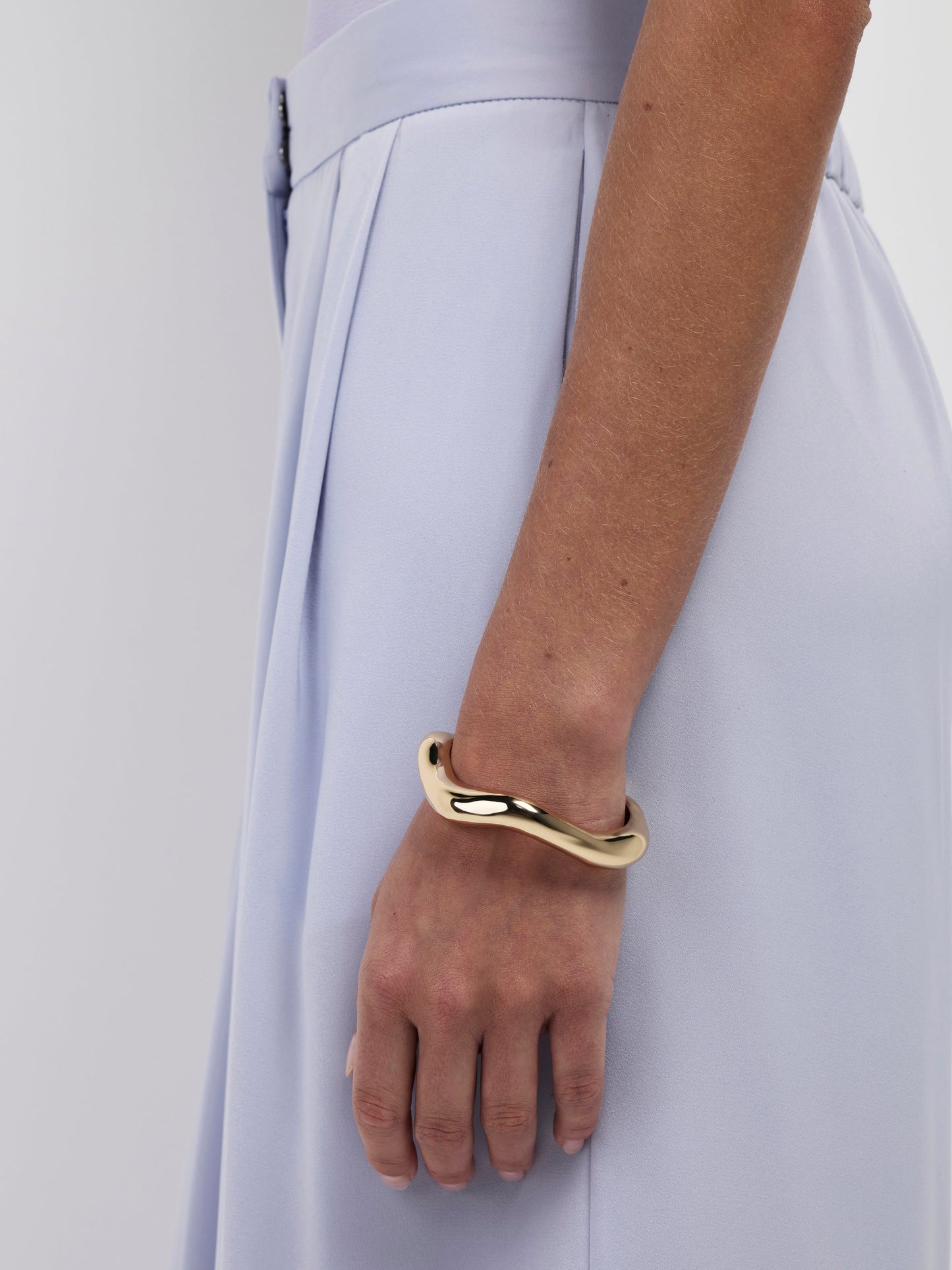 SCULPTURAL BANGLE
